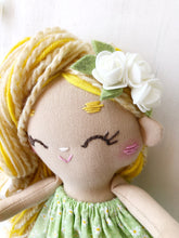 Carica l'immagine nel visualizzatore di Gallery, BAMBOLA di STOFFA con capelli di lana e vestito in cotone fantasia