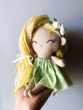 Carica l'immagine nel visualizzatore di Gallery, BAMBOLA di STOFFA con capelli di lana e vestito in cotone fantasia