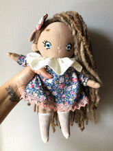 Carica l'immagine nel visualizzatore di Gallery, MINI DOLL. Bambola di pezza con capelli di lana e vestito in cotone fantasia fiori.