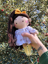 Carica l'immagine nel visualizzatore di Gallery, BAMBOLA di stoffa con capelli in lana, viso ricamato a mano