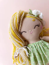 Carica l'immagine nel visualizzatore di Gallery, BAMBOLA di STOFFA con capelli di lana e vestito in cotone fantasia