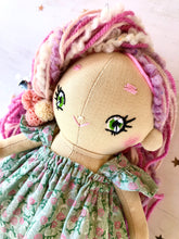Carica l'immagine nel visualizzatore di Gallery, MINI DOLL. Bambola di pezza con capelli di lana e vestito in cotone fantasia fiori.