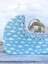 Carica l'immagine nel visualizzatore di Gallery, TRASPORTINO in feltro e cotone azzurro con nuvole bianche con manici per BEBE' DOLLS