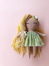 Carica l'immagine nel visualizzatore di Gallery, BAMBOLA di STOFFA con capelli di lana e vestito in cotone fantasia
