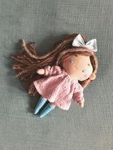Carica l'immagine nel visualizzatore di Gallery, BAMBOLA di pezza con capelli in lana e viso ricamato a mano
