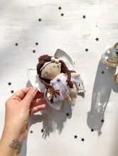 Carica l'immagine nel visualizzatore di Gallery, Bambolina in stoffa per DECORAZIONE NATALIZIA