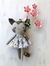 Carica l'immagine nel visualizzatore di Gallery, GATTO di stoffa con decorazioni in feltro