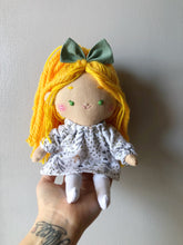 Carica l'immagine nel visualizzatore di Gallery, BAMBOLA di stoffa in cotone con capelli in lana