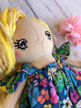 Carica l'immagine nel visualizzatore di Gallery, MINI DOLL. Bambola di pezza con capelli in lana e vestito in cotone fantasia fiori.