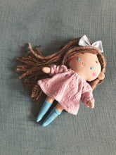 Carica l'immagine nel visualizzatore di Gallery, BAMBOLA di pezza con capelli in lana e viso ricamato a mano