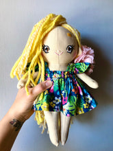 Carica l'immagine nel visualizzatore di Gallery, MINI DOLL. Bambola di pezza con capelli in lana e vestito in cotone fantasia fiori.