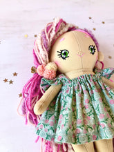 Carica l'immagine nel visualizzatore di Gallery, MINI DOLL. Bambola di pezza con capelli di lana e vestito in cotone fantasia fiori.
