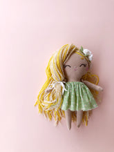 Carica l'immagine nel visualizzatore di Gallery, BAMBOLA di STOFFA con capelli di lana e vestito in cotone fantasia