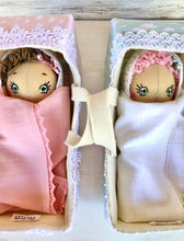 Carica l'immagine nel visualizzatore di Gallery, TRASPORTINO in feltro e cotone azzurro con nuvole bianche con manici per BEBE' DOLLS