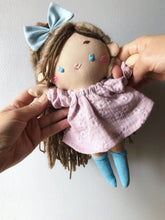 Carica l'immagine nel visualizzatore di Gallery, BAMBOLA di pezza con capelli in lana e viso ricamato a mano