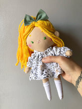 Carica l'immagine nel visualizzatore di Gallery, BAMBOLA di stoffa in cotone con capelli in lana