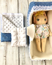 Carica l'immagine nel visualizzatore di Gallery, TRASPORTINO in feltro e cotone con manici per BEBE' DOLLS. Cuscino e copertina blu con fiori bianchi
