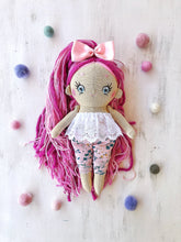 Carica l'immagine nel visualizzatore di Gallery, MINI DOLL. Bambola di pezza con capelli di lana e vestito in cotone fantasia fiori.