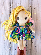 Carica l'immagine nel visualizzatore di Gallery, MINI DOLL. Bambola di pezza con capelli in lana e vestito in cotone fantasia fiori.