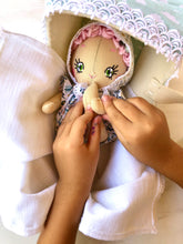 Carica l'immagine nel visualizzatore di Gallery, TRASPORTINO in feltro e cotone con manici per BEBE' DOLLS. Cuscino e copertina blu con fiori bianchi