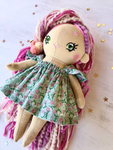 Carica l'immagine nel visualizzatore di Gallery, MINI DOLL. Bambola di pezza con capelli di lana e vestito in cotone fantasia fiori.