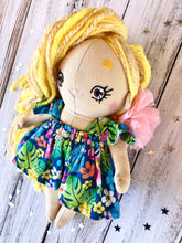 Carica l'immagine nel visualizzatore di Gallery, MINI DOLL. Bambola di pezza con capelli in lana e vestito in cotone fantasia fiori.