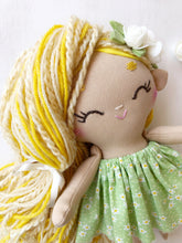 Carica l'immagine nel visualizzatore di Gallery, BAMBOLA di STOFFA con capelli di lana e vestito in cotone fantasia