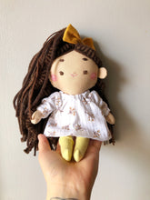 Carica l'immagine nel visualizzatore di Gallery, BAMBOLA di stoffa con capelli in lana, viso ricamato a mano