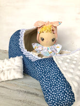 Carica l'immagine nel visualizzatore di Gallery, TRASPORTINO in feltro e cotone con manici per BEBE' DOLLS. Cuscino e copertina blu con fiori bianchi