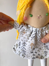 Carica l'immagine nel visualizzatore di Gallery, BAMBOLA di stoffa in cotone con capelli in lana