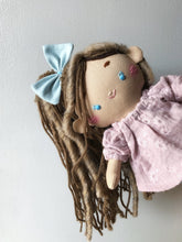 Carica l'immagine nel visualizzatore di Gallery, BAMBOLA di pezza con capelli in lana e viso ricamato a mano