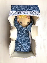 Carica l'immagine nel visualizzatore di Gallery, TRASPORTINO in feltro e cotone con manici per BEBE' DOLLS. Cuscino e copertina blu con fiori bianchi