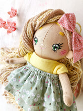 Carica l'immagine nel visualizzatore di Gallery, BAMBOLA di STOFFA con capelli di lana e vestito in cotone fantasia