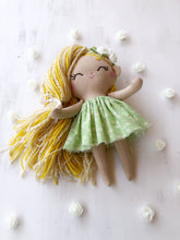 Carica l'immagine nel visualizzatore di Gallery, BAMBOLA di STOFFA con capelli di lana e vestito in cotone fantasia