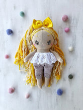 Carica l'immagine nel visualizzatore di Gallery, BAMBOLA di STOFFA con capelli di lana e vestito in cotone fantasia