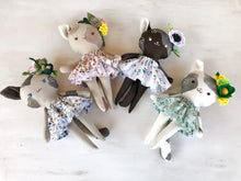 Carica l'immagine nel visualizzatore di Gallery, GATTO di stoffa, viso ricamato a mano e vestito in cotone