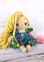 Carica l'immagine nel visualizzatore di Gallery, MINI DOLL. Bambola di pezza con capelli in lana e vestito in cotone fantasia fiori.