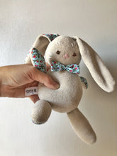 Carica l'immagine nel visualizzatore di Gallery, CONIGLIO di stoffa fatto a mano, in microspugna elastica e cotone