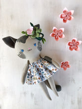 Carica l'immagine nel visualizzatore di Gallery, GATTO di stoffa con decorazioni in feltro