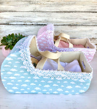 Carica l'immagine nel visualizzatore di Gallery, TRASPORTINO in feltro e cotone azzurro con nuvole bianche con manici per BEBE' DOLLS