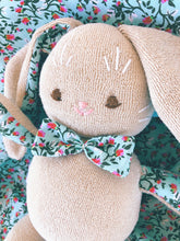 Carica l'immagine nel visualizzatore di Gallery, CONIGLIO di stoffa fatto a mano, in microspugna elastica e cotone