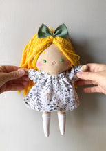 Carica l'immagine nel visualizzatore di Gallery, BAMBOLA di stoffa in cotone con capelli in lana