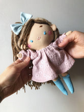 Carica l'immagine nel visualizzatore di Gallery, BAMBOLA di pezza con capelli in lana e viso ricamato a mano