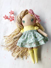 Carica l'immagine nel visualizzatore di Gallery, BAMBOLA di STOFFA con capelli di lana e vestito in cotone fantasia