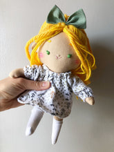 Carica l'immagine nel visualizzatore di Gallery, BAMBOLA di stoffa in cotone con capelli in lana