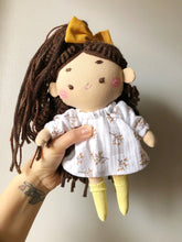 Carica l'immagine nel visualizzatore di Gallery, BAMBOLA di stoffa con capelli in lana, viso ricamato a mano