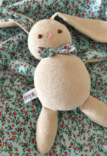 Carica l'immagine nel visualizzatore di Gallery, CONIGLIO di stoffa fatto a mano, in microspugna elastica e cotone
