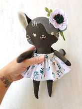 Carica l'immagine nel visualizzatore di Gallery, GATTO di stoffa, viso ricamato a mano e vestito in cotone