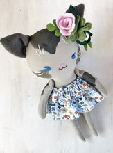 Carica l'immagine nel visualizzatore di Gallery, GATTO di stoffa con decorazioni in feltro