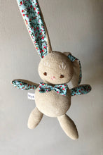 Carica l'immagine nel visualizzatore di Gallery, CONIGLIO di stoffa fatto a mano, in microspugna elastica e cotone